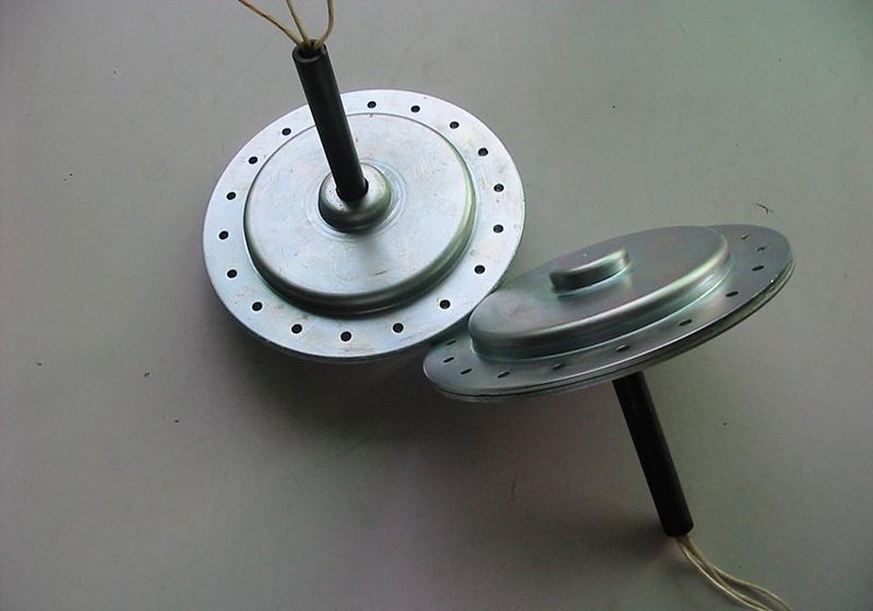 磁盤式三相發(fā)電機(jī)星連接有四個(gè)終端，如何連接整流器橋？